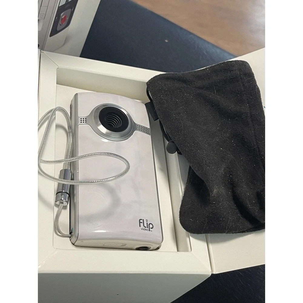 Flip Ultra Video Camera 4 GB  Records 120min,  Model: U1120W- White (asis)
